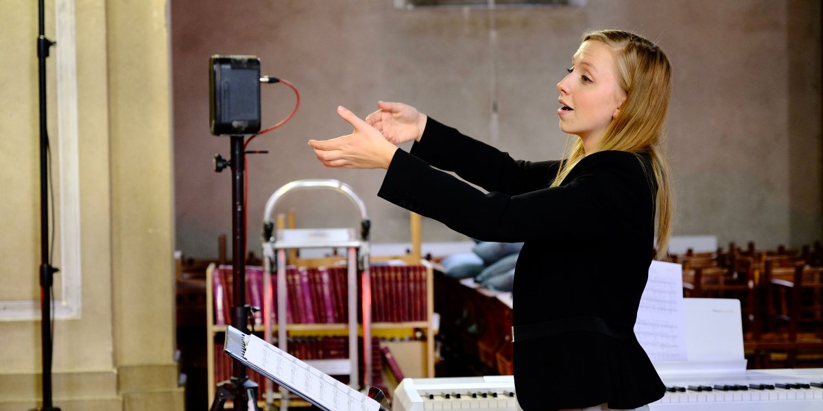 Anna Lapwood conducting